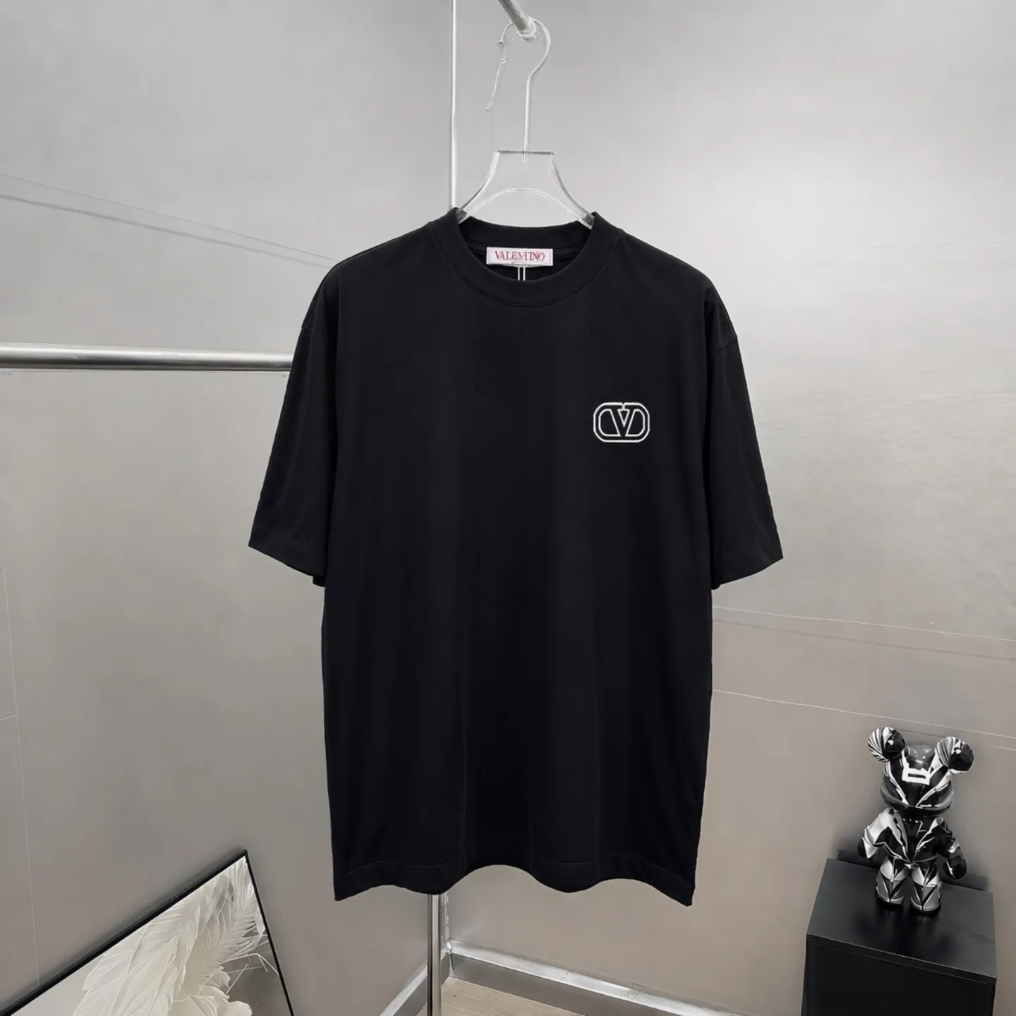 valent*no *Warren Classic embroidered logo letter "Difference currency fabric" Double yarn pure cotton top 7a antibacterial short-sleeved tee The upper body is very comfortable, Same Style half sleeves for men and women, dropped shoulders and loose version Color: Black White Coffee Brown Size: S (90-130 pounds) M (125-150 pounds) L (135-165 pounds) XL (160-190 pounds) XXL (185-220 pounds)